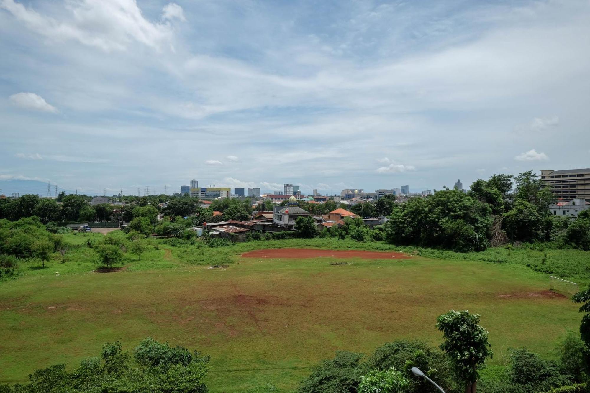 Homey And Comfort Living At Bassura By Travelio Apartment